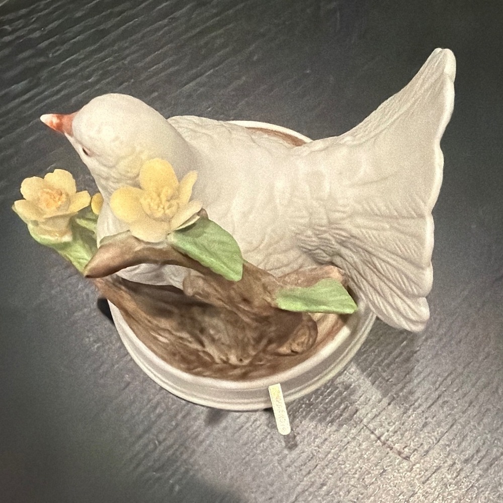 Vintage Porcelain White Dove Bird Music Box Figurine with Yellow Flowers Sankyo - Picture 4 of 4